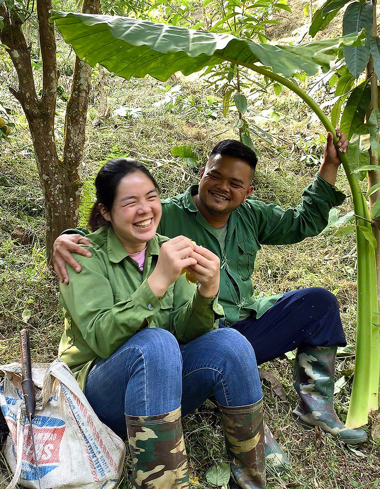 Phút giây giải lao đầm ấm của 2 vợ chồng trẻ.