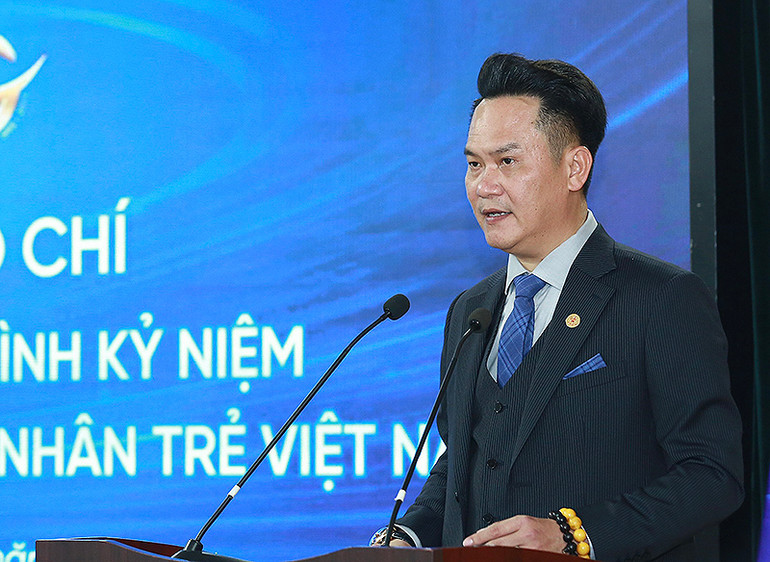 Anh Đặng Hồng Anh cung cấp thông tin tại buổi gặp mặt báo chí.