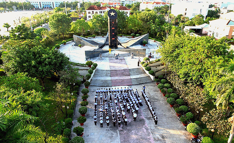 Các đại biểu dự Đại hội dâng hương, hoa tại Đài tưởng niệm anh hùng liệt sĩ tỉnh Bạc Liêu.