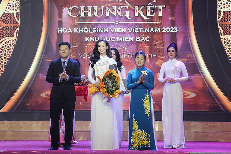 Á khôi 2 khu vực miền Bắc Cuộc thi Nguyễn Hải Vân Anh.