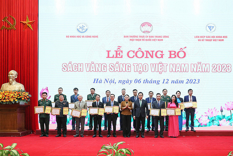 Phó Chủ tịch, Tổng Thư ký Ủy ban Trung ương Mặt trận Tổ quốc Việt Nam Nguyễn Thị Thu Hà (thứ 4 từ phải sang, hàng đầu) trao chứng nhận và Sách vàng Sáng tạo Việt Nam năm 2023 tặng các tác giả, đại diện nhóm tác giả.