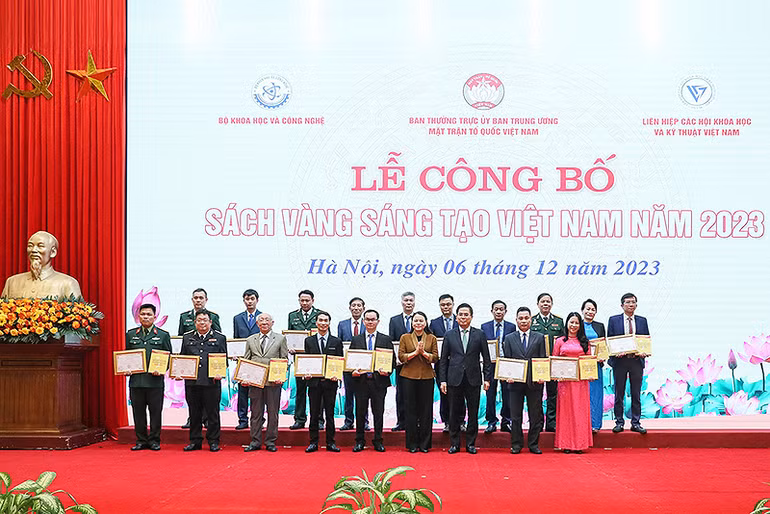 Phó Chủ tịch, Tổng Thư ký Ủy ban Trung ương Mặt trận Tổ quốc Việt Nam Nguyễn Thị Thu Hà (thứ 4 từ phải sang, hàng đầu) trao chứng nhận và Sách vàng Sáng tạo Việt Nam năm 2023 tặng các tác giả, đại diện nhóm tác giả.
