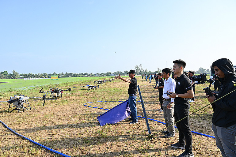 Các kỹ sư kiểm tra, chuẩn bị thiết bị trước giờ trình diễn.