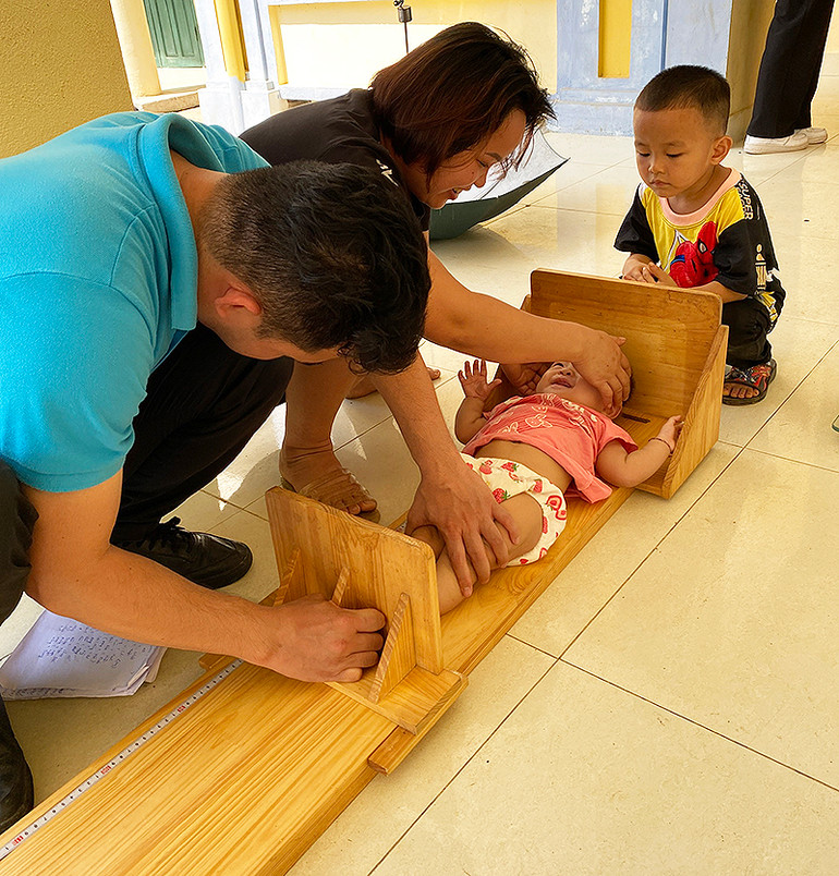 Các chuyên gia của Viện Y học ứng dụng Việt Nam khảo sát thực tế tình trạng chiều cao, cân nặng của trẻ dưới 5 tuổi các địa phương.