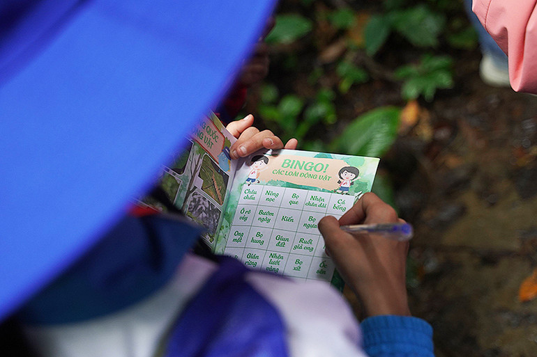 Một "nhà khoa học nhí" ghi chép lại những trải nghiệm trong Hành trình. Một "nhà khoa học nhí" ghi chép lại những trải nghiệm trong Hành trình.