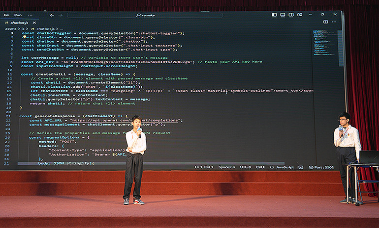 Thành viên các đội thi tranh biện về sản phẩm tại vòng chung kết.