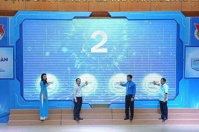 Bí thư Trung ương Đoàn Ngô Văn Cương cùng đại diện các bộ, ngành, đơn vị liên quan thực hiện nghi lễ phát động Cuộc vận động.