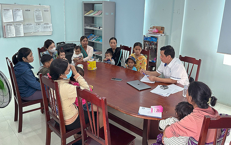 Tiến sĩ, bác sĩ Trương Hồng Sơn (áo trắng) tư vấn sức khỏe dinh dưỡng cho các bà mẹ vùng cao trong chuyến khảo sát thuộc khuôn khổ đề tài khoa học.