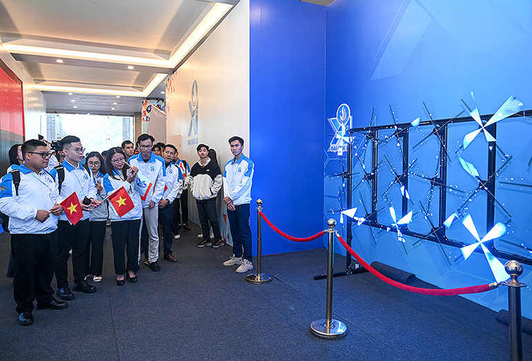 Khu vực trải nghiệm công nghệ hologram.