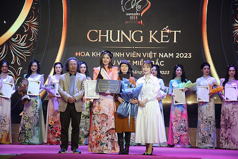 "Nữ sinh viên được yêu thích nhất miền Bắc" Trịnh Huyền Mai.