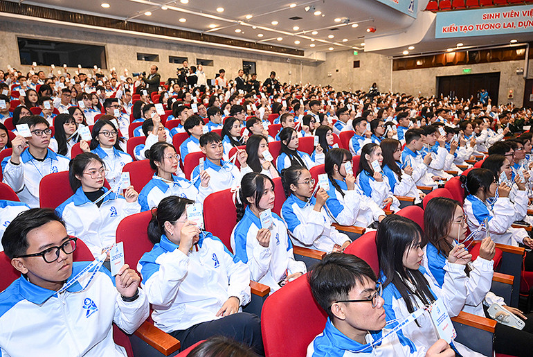 Các đại biểu hiệp thương tại Đại hội bằng hình thức giơ thẻ.