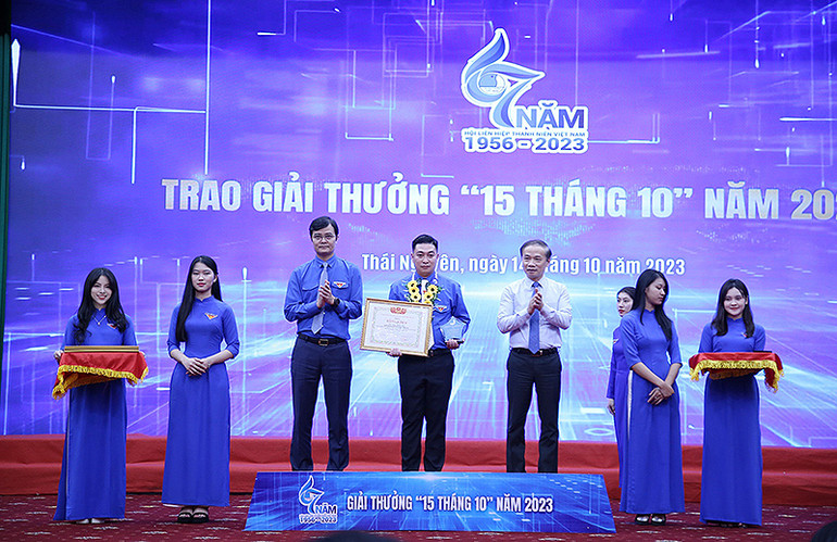 Các đồng chí Phạm Tất Thắng, Bùi Quang Huy (thứ nhất và thứ 3 từ phải sang, trên bục) trao Giải thưởng "15 tháng 10" tặng các cán bộ Hội tiêu biểu, xuất sắc.