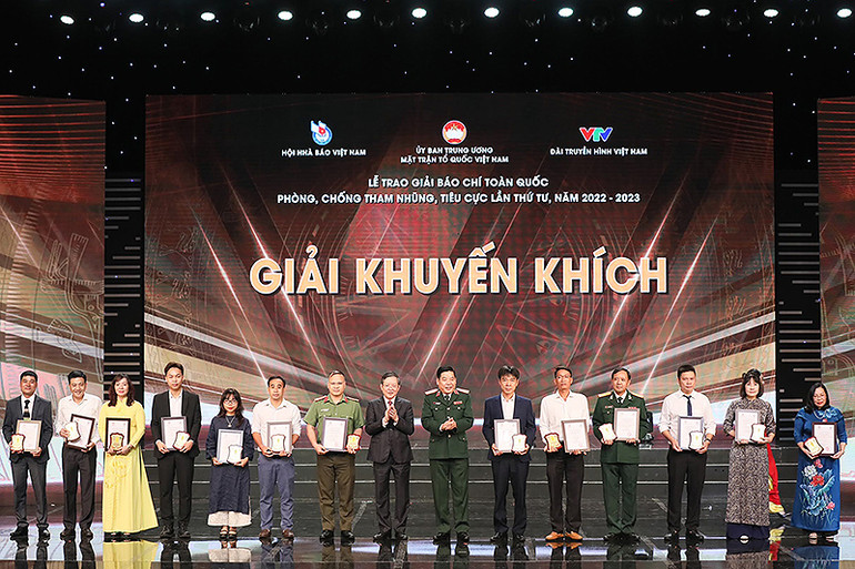 Chủ tịch Hội Nông dân Việt Nam Lương Quốc Đoàn và Trung tướng Nguyễn Văn Gấu, Phó Chủ nhiệm Tổng cục Chính trị Quân đội nhân dân Việt Nam (thứ 8 và 9 từ trái sang) trao chứng nhận tặng các đại diện tác giả, nhóm tác giả giành giải khuyến khích.