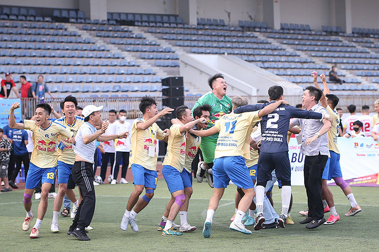 Giây phút vỡ òa cảm xúc với ngôi vô địch Giải đấu.