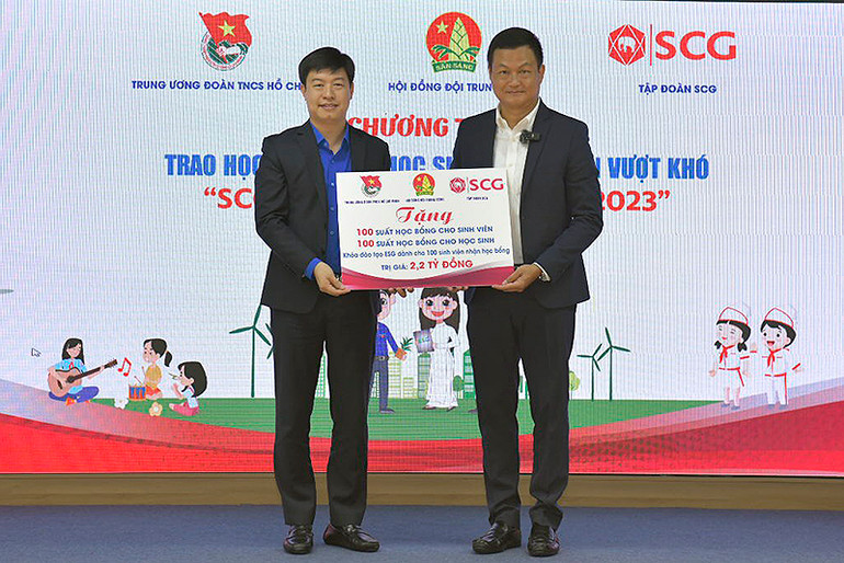 Phó Chủ tịch Thường trực Hội đồng Đội Trung ương Lê Hải Long (bên trái) nhận biển tượng trưng 200 suất học bổng "SCG Sharing the dream" 2023 từ ông Praween Wirotpan, Tổng Giám đốc SCG Việt Nam. Phó Chủ tịch Thường trực Hội đồng Đội Trung ương Lê Hải Long (bên trái) nhận biển tượng trưng 200 suất học bổng "SCG Sharing the dream" 2023 từ ông Praween Wirotpan, Tổng Giám đốc SCG Việt Nam.