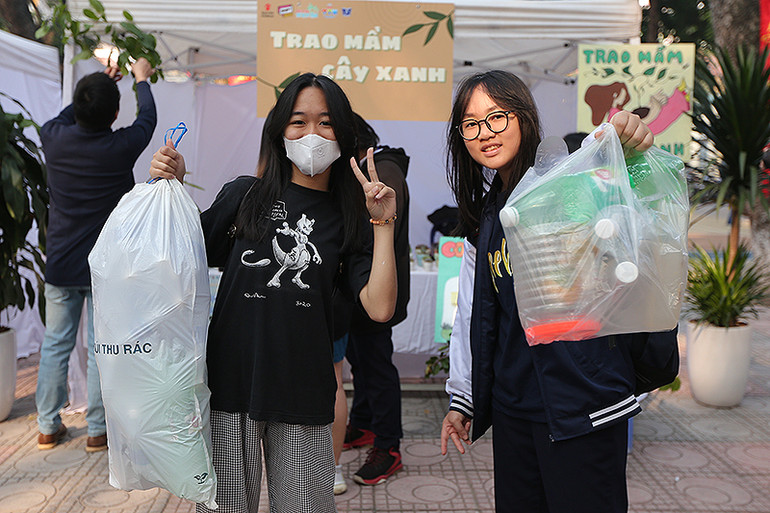 Bạn trẻ thu gom rác thải để đổi cây xanh trong khuôn khổ Ngày hội.