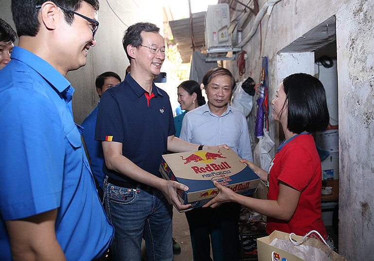 CEO Tập đoàn TCP (Thái Lan) Saravoot Yoovidhya cùng đại diện các ban, bộ, ngành, đoàn thể đến khu nhà trọ để trao quà tặng thanh niên công nhân hoàn cảnh khó khăn.