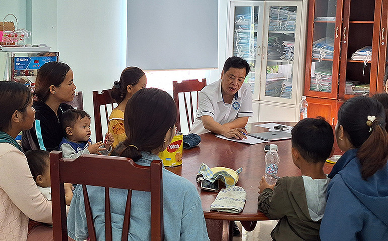 TS, BS Trương Hồng Sơn (áo trắng) tư vấn sức khỏe dinh dưỡng cho bà mẹ và trẻ em vùng cao.