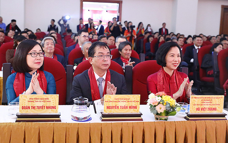 Các đồng chí đại diện lãnh đạo Thông tấn xã Việt Nam dự buổi lễ.