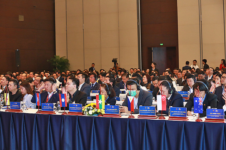 Tọa đàm có sự tham dự của nhiều đại biểu doanh nhân trẻ nước ngoài.