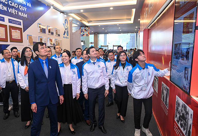 Đồng chí Bùi Quang Huy, Ủy viên dự khuyết Trung ương Đảng, Bí thư thứ nhất Trung ương Đoàn (áo xanh, hàng đầu) cùng các đại biểu tham quan Triển lãm.