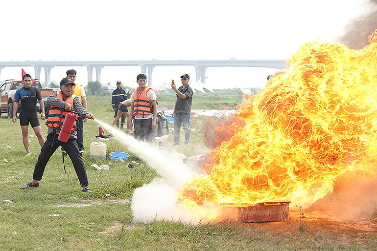 Tình nguyện viên tập huấn chữa cháy tại chương trình.