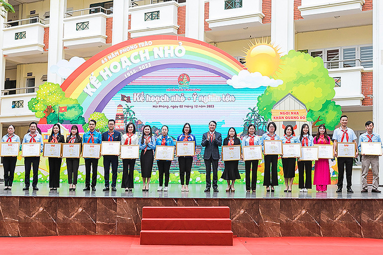 Đồng chí Nguyễn Phạm Duy Trang (thứ 8 từ trái sang) cùng đại diện các ban, sở, ngành trao Bằng khen tặng các đơn vị.