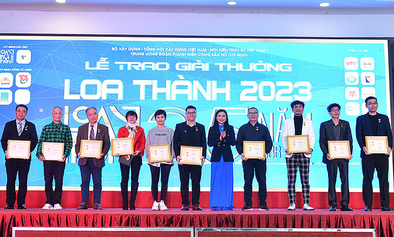 Bí thư Trung ương Đoàn Nguyễn Phạm Duy Trang trao Kỷ niệm chương "Vì thế hệ trẻ" tặng các cá nhân xuất sắc, có nhiều đóng góp tiêu biểu.