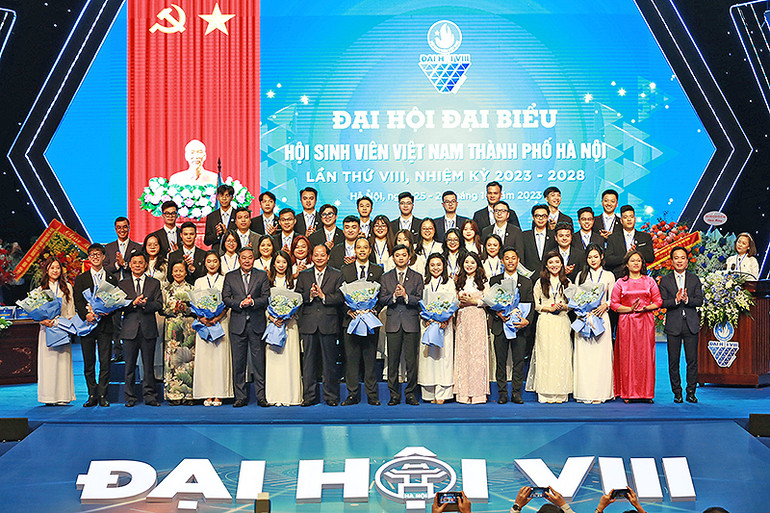 Ban Chấp hành Hội Sinh viên thành phố Hà Nội khóa 8 ra mắt Đại hội.
