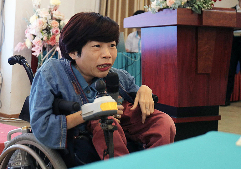 Chủ tịch Hội đồng Sáng lập Trung tâm Nghị lực Nguyễn Thị Vân đóng góp ý kiến tại Hội thảo.