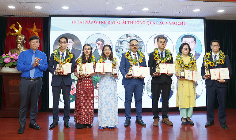 Bí thư Tỉnh ủy Đồng Tháp, nguyên Bí thư thứ nhất Trung ương Đoàn Lê Quốc Phong (ngoài cùng bên trái) trao Giải thưởng Quả cầu vàng năm 2019 tặng các cá nhân tiêu biểu.