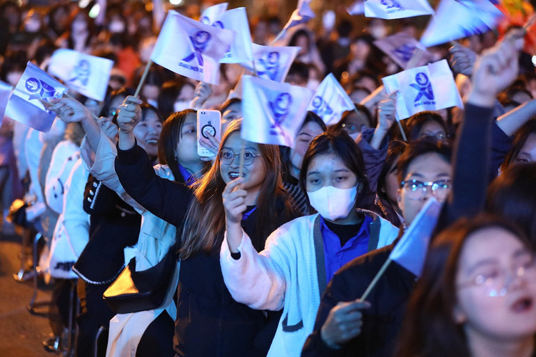 Đông đảo sinh viên tới "chia lửa" tại đêm chung kết. Đông đảo sinh viên tới "chia lửa" tại đêm chung kết.