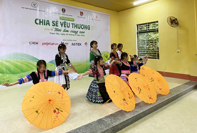 Tiết mục nghệ thuật của học sinh Trạm Tấu gửi tặng đoàn tình nguyện.