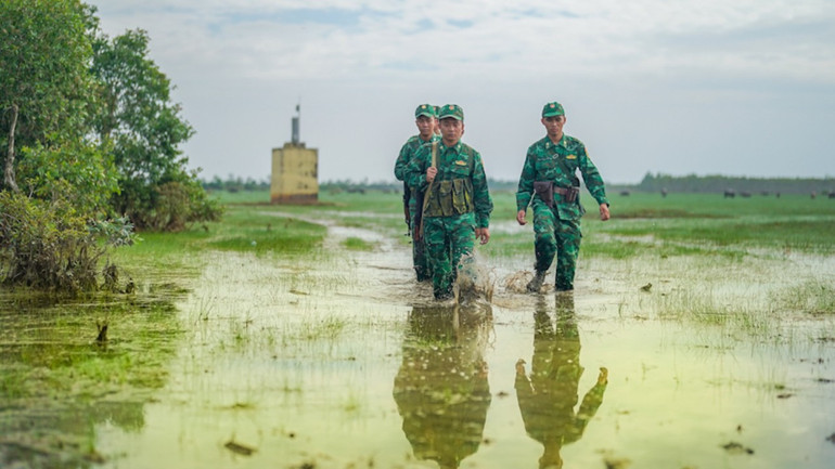 Cán bộ, chiến sĩ Bộ đội biên phòng tỉnh Long An tuần tra trên các địa điểm, khu vực biên giới "nóng" về buôn lậu. (Ảnh: Thanh Phong)