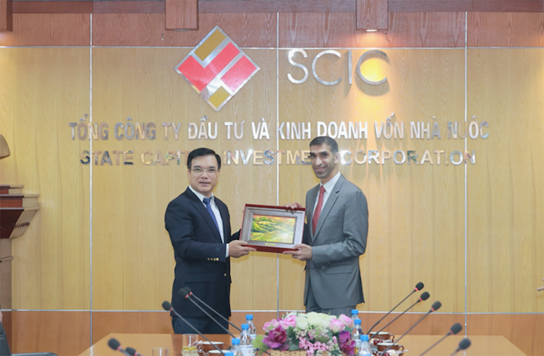 Quốc vụ khanh phụ trách Thương mại Quốc tế, Bộ Ngoại thương UAE Thani bin Ahmed Al Zeyoudi và Chủ tịch Hội đồng Thành viên SCIC Nguyễn Chí Thành chụp ảnh lưu niệm.
