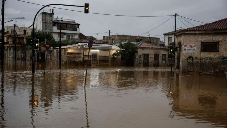 Đường phố Volos ngập như sông. (Ảnh: Reuters/TTXVN) Đường phố Volos ngập như sông. (Ảnh: Reuters/TTXVN)
