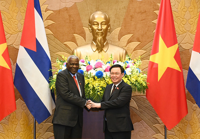 Chủ tịch Quốc hội Vương Đình Huệ và Chủ tịch Quốc hội Cuba Esteban Lazo Hernandez tại buổi tiếp. (Ảnh: DUY LINH)