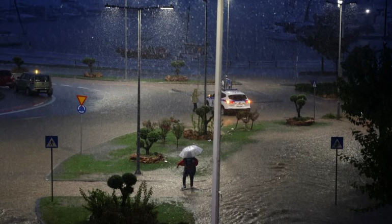 Bão Elias gây mưa lớn và úng ngập tại thành phố Volos. (Ảnh: AFP/TTXVN) Bão Elias gây mưa lớn và úng ngập tại thành phố Volos. (Ảnh: AFP/TTXVN)