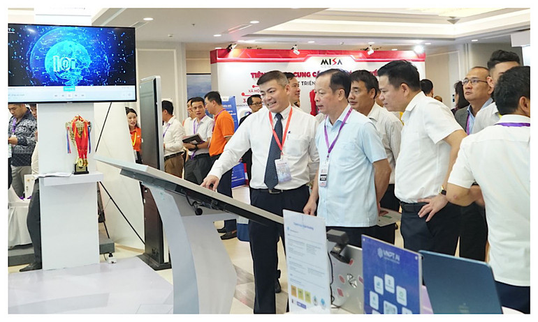 Các đại biểu tham quan và trải nghiệm các giải pháp số của VNPT.