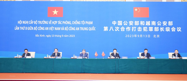 Bộ trưởng Tô Lâm cùng ông Vương Tiểu Hồng, Ủy viên Quốc vụ, Bộ trưởng Công an Trung Quốc đồng chủ trì Hội nghị cấp Bộ trưởng về Phòng, chống tội phạm lần thứ 8 giữa hai Bộ Công an. (Ảnh: TTXVN)