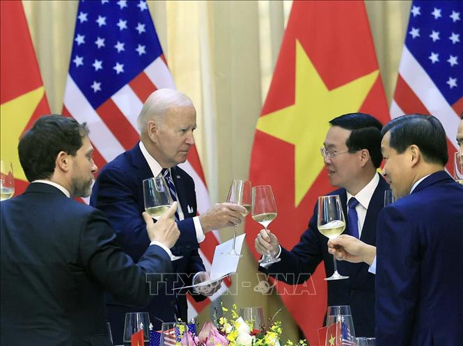 Chủ tịch nước Võ Văn Thưởng và Tổng thống Hoa Kỳ Joe Biden nâng ly chúc mừng. (Ảnh: TTXVN)