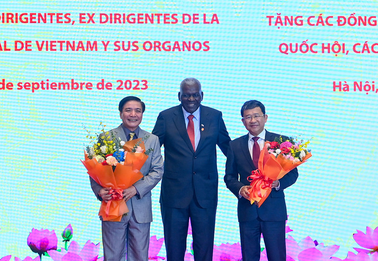 [Ảnh] Lễ trao Huân chương cao quý của nước Cộng hòa Cuba tặng lãnh đạo Quốc hội Việt Nam ảnh 10