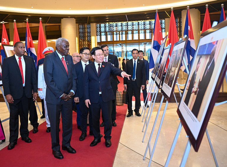 Chủ tịch Quốc hội Vương Đình Huệ và Chủ tịch Quốc hội Cuba Esteban Lazo Hernandez tham quan trưng bày ảnh. (Ảnh: DUY LINH)