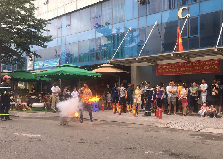 Phòng Cảnh sát phòng cháy, chữa cháy và cứu nạn, cứu hộ, Công an tỉnh Bình Dương tổ chức tuyên truyền, hướng dẫn các quy định phòng cháy, chữa cháy tại các chung cư, nhà cao tầng trên địa bàn thành phố Thủ Dầu Một. (Ảnh: TÂM TRANG)