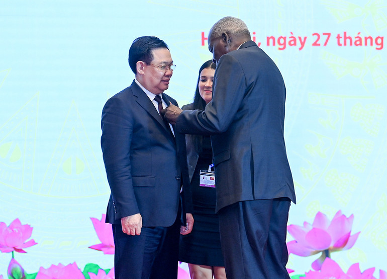 [Ảnh] Lễ trao Huân chương cao quý của nước Cộng hòa Cuba tặng lãnh đạo Quốc hội Việt Nam ảnh 5