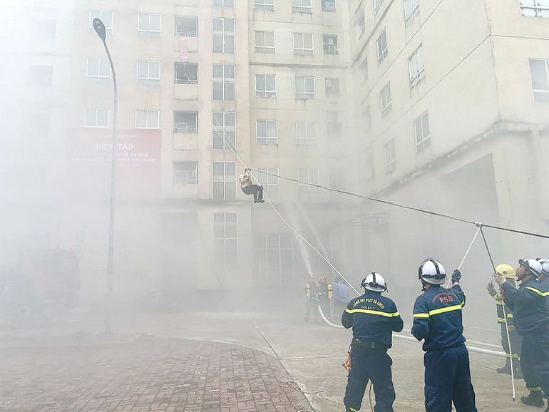 Ủy ban nhân dân huyện Đông Anh (thành phố Hà Nội) cùng Công an huyện Đông Anh tổ chức diễn tập phương án chữa cháy và cứu nạn, cứu hộ tại Tòa nhà CT1 - Xí nghiệp quản lý và phát triển nhà ở xã hội thuộc xã Kim Chung, huyện Đông Anh. (Ảnh: ĐÌNH TRUNG)