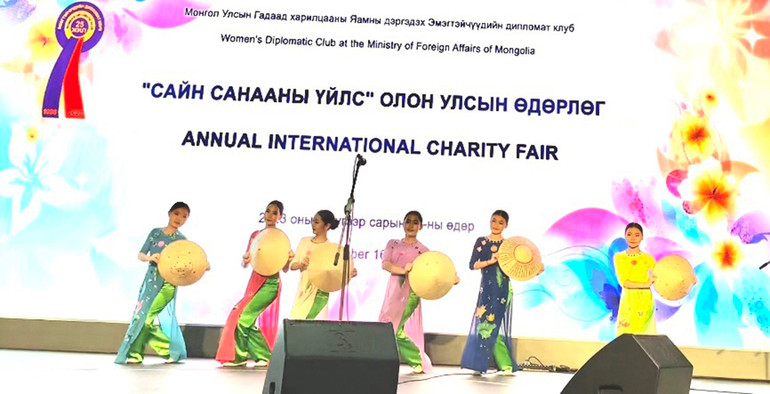 Tiết mục văn nghệ múa nón do các cháu học sinh Trường 14 mang tên Hồ Chí Minh biểu diễn.