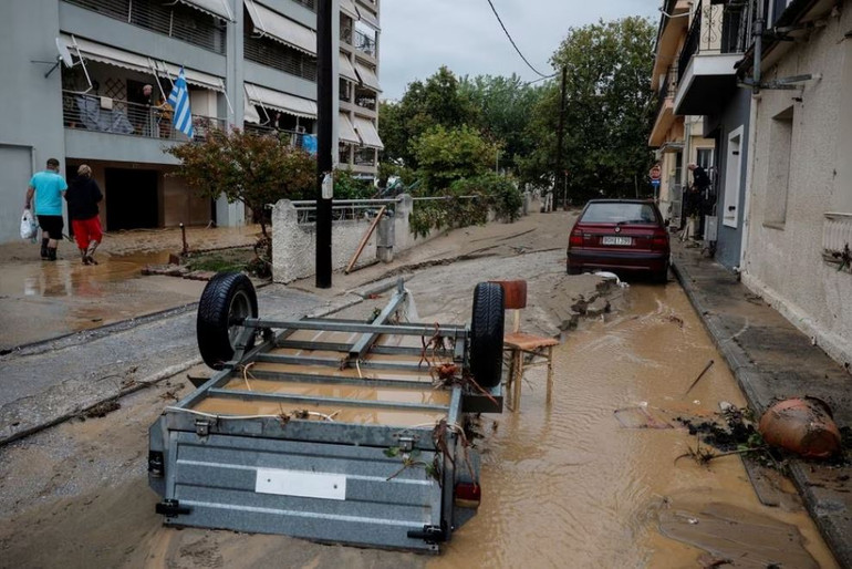 Một đoạn đường bị sụt lún sau mưa lớn. (Ảnh: Reuters/TTXVN) Một đoạn đường bị sụt lún sau mưa lớn. (Ảnh: Reuters/TTXVN)