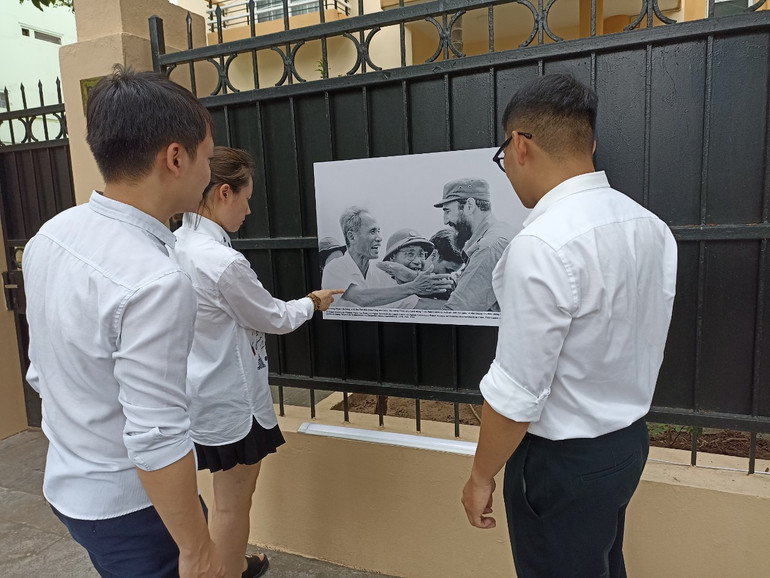Triển lãm trưng bày 11 bức ảnh về chuyến thăm lịch sử của Chủ tịch Fidel Castro tới Việt Nam.