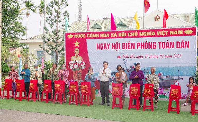 Tặng quà cho các hộ gia đình chính sách và người nghèo trên địa bàn phường 1, phường 2 và phường Vĩnh Phước, thị xã Vĩnh Châu.